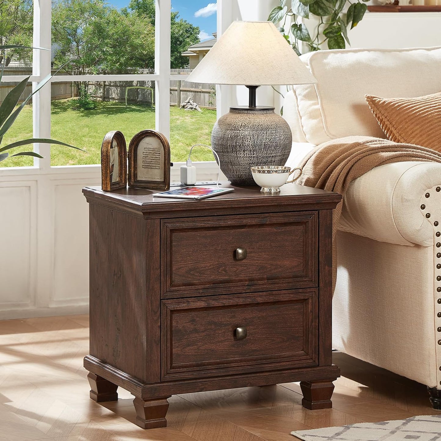 Farmhouse Nightstand with Charging Station, Rustic Low Night Stand with 2 Drawers, Mid-Century Modern End Table with 4 Square Solid Wood Legs, Small Dresser for Bedroom, Home, Walnut