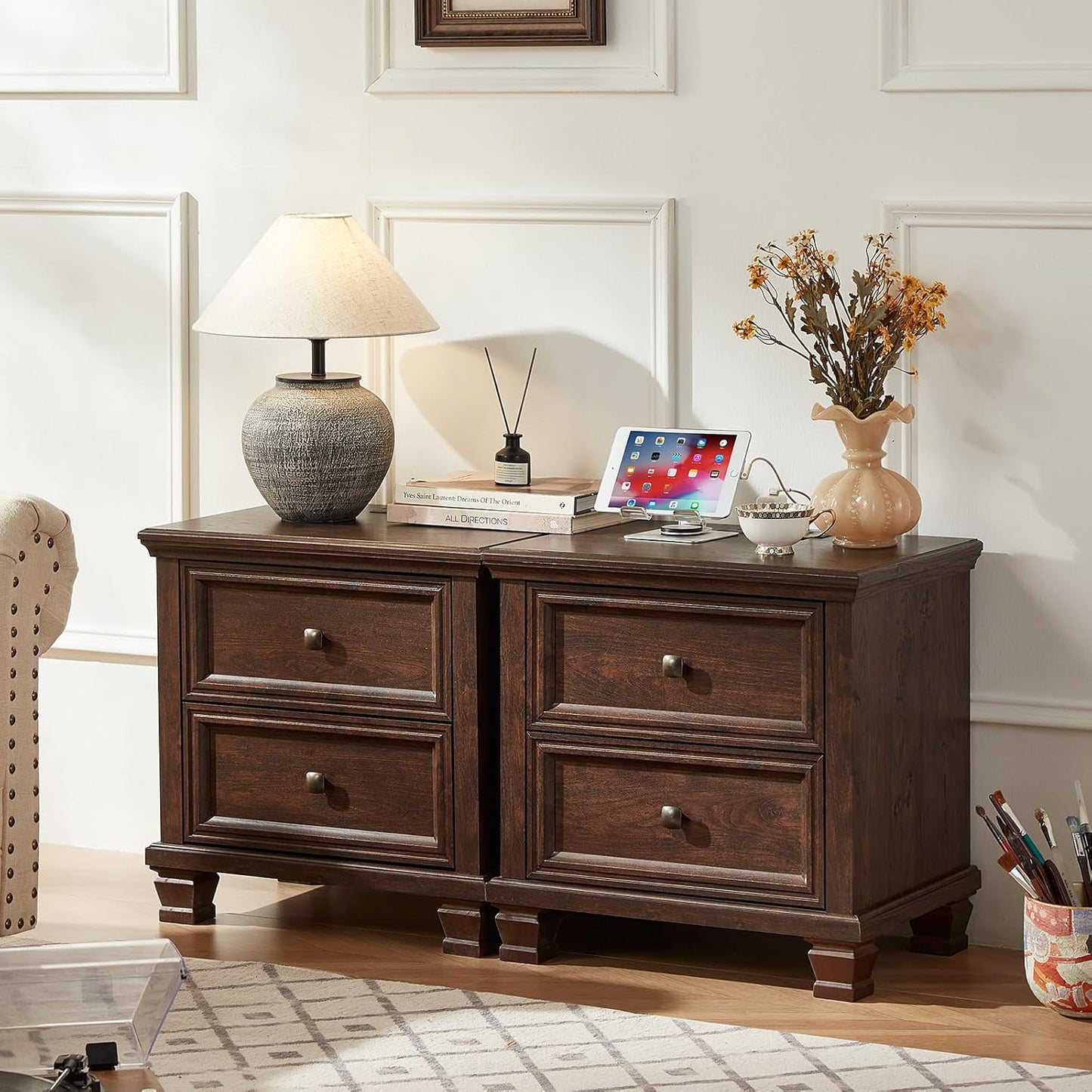 Farmhouse Nightstand with Charging Station, Rustic Low Night Stand with 2 Drawers, Mid-Century Modern End Table with 4 Square Solid Wood Legs, Small Dresser for Bedroom, Home, Walnut