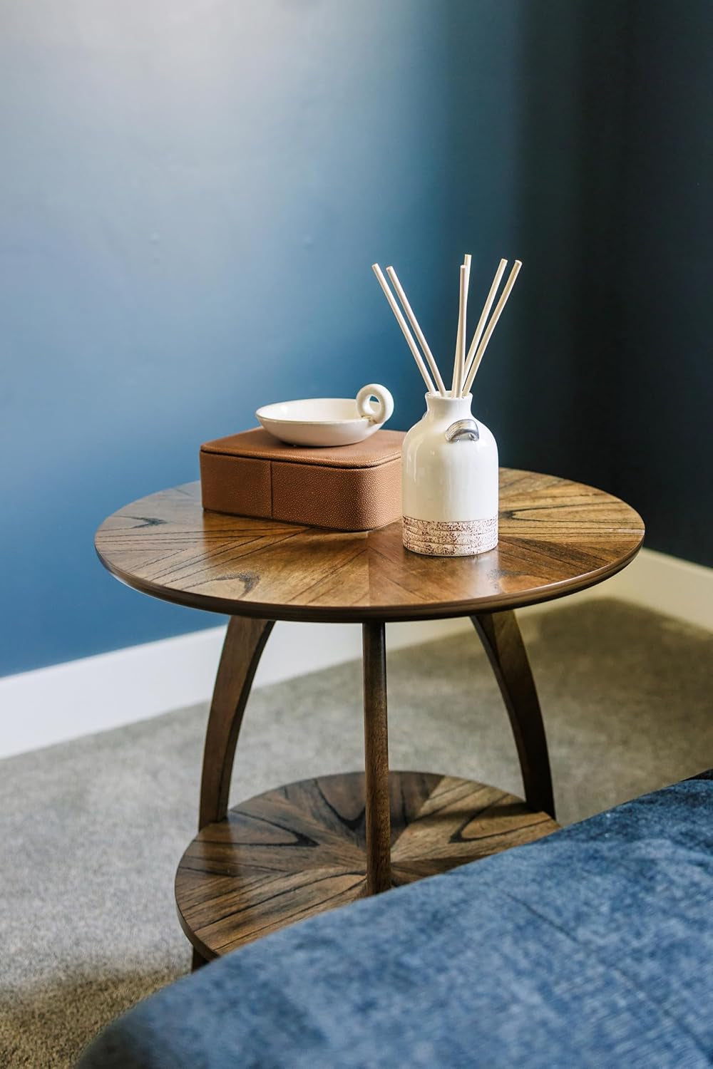 Retro Mid-Century Modern round Wood End Table, Solid Grain Side Table with Lower Shelf, Small Accent Table for Living Room or Nightstand. Nutmeg Brown.