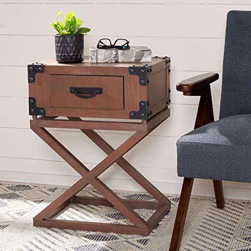SAFAVIEH Home Collection – Dunstan Sepia Accent Table with Drawer, British Campaign Style Side Table, Trunk Corner Detail (AMH5720B)