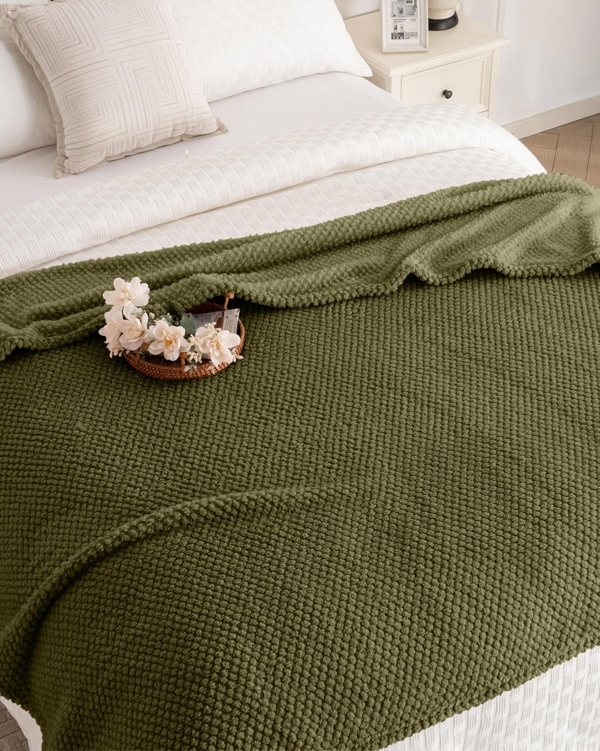 Super Soft 300GSM Green XL Throw Blanket for Couch, Couch Sofa Bed Throw, Lightweight Fuzzy Cozy Blankets for All Seasons Farmhouse, 50X70