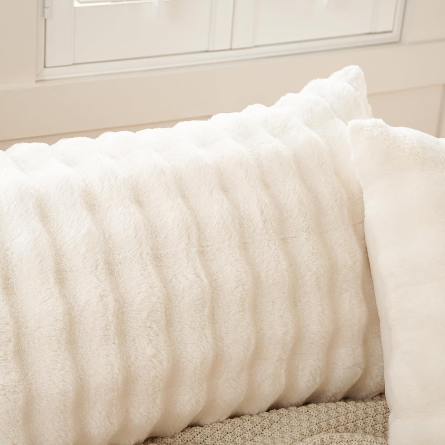 Set of 2 Faux Fur Pillowcases, Luxury Bubble Waffle Carved Plush King Size Pillow Shams Soft and Furry, Zipper Closure (Beige, 20"X36")