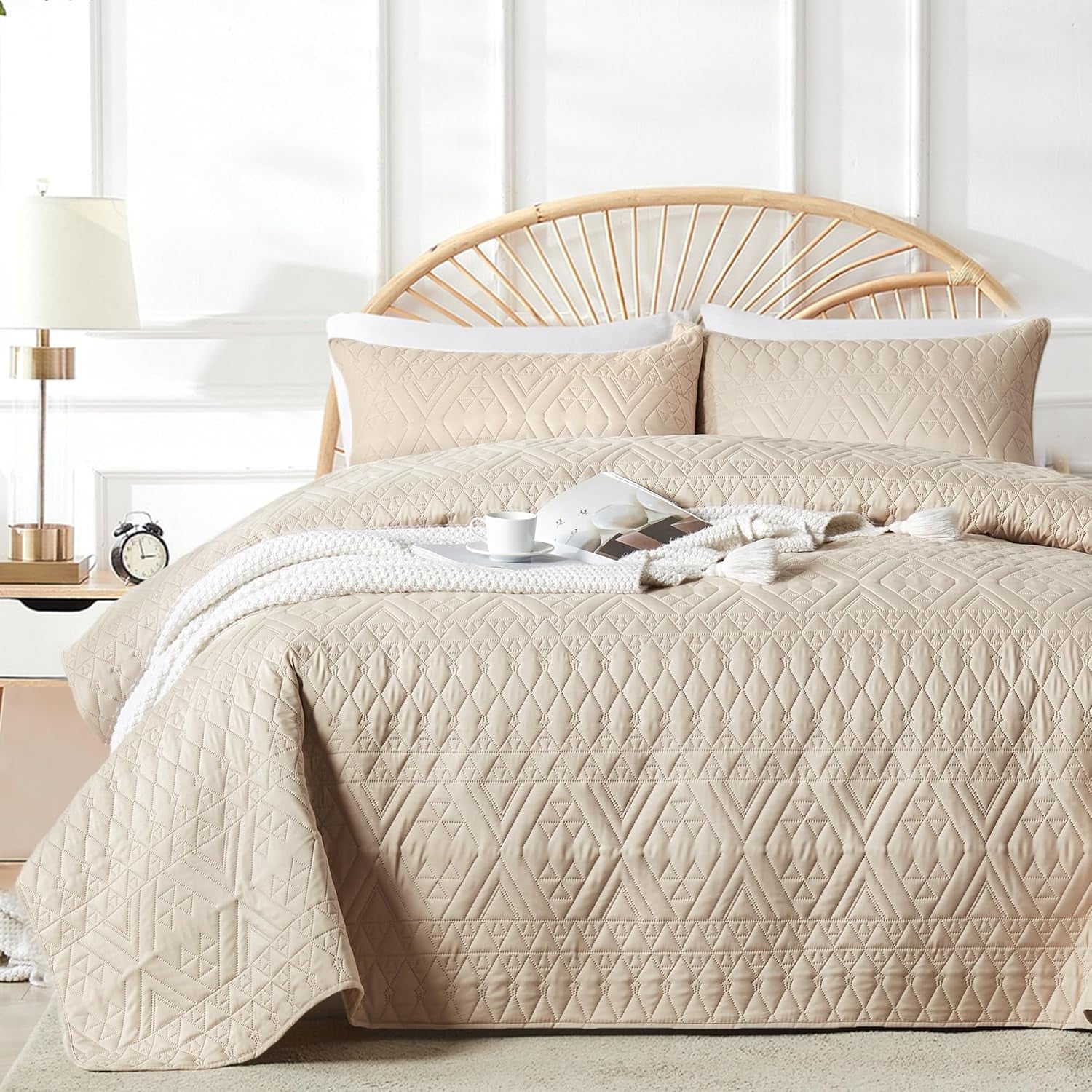 King/Cal King Size Quilt Bedding Set,Beige Lightweight Microfiber Soft Bedspread,Modern Style Geometric Pattern Coverlet Set for All Seasons,3 Piece(1 Quilt,2 Pillow Shams)
