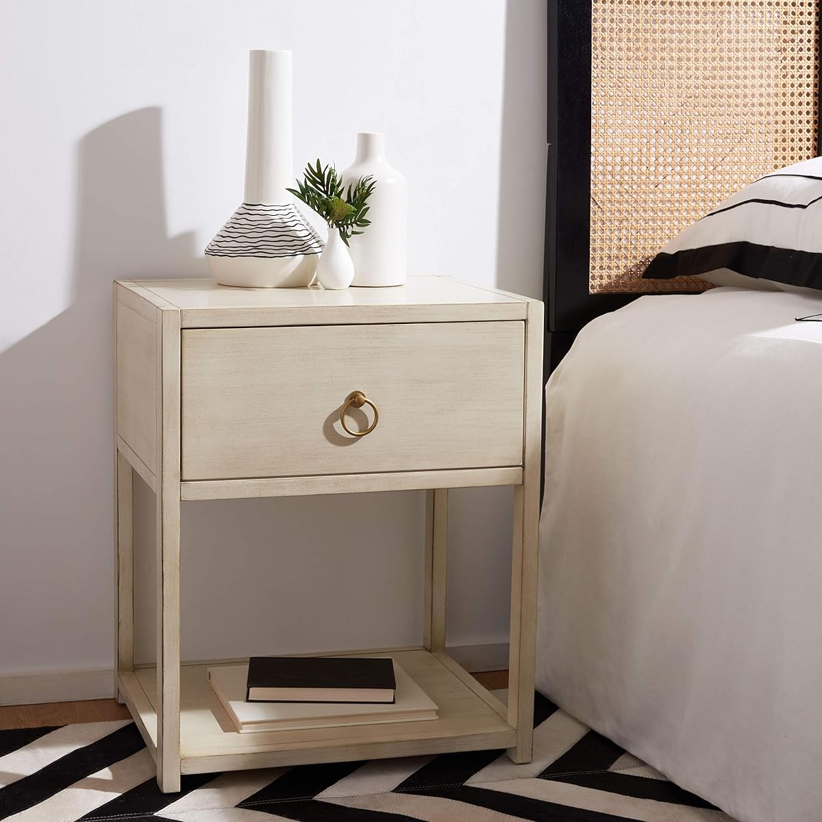 SAFAVIEH Furniture - Sadie 1-Drawer Nightstand - Antique & White - Wood - Glam Gold Hardware Design - Ideal for Bedroom, 21"W x 17.2"D x 26"H - Fully Assembled (NST9201B)
