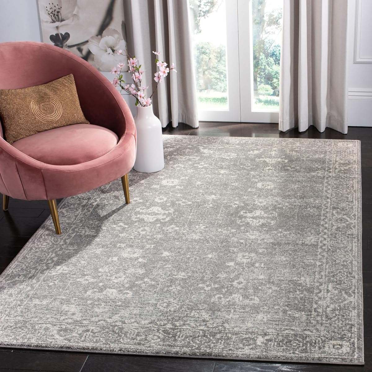 SAFAVIEH Evoke Collection 4' x 6' Grey/Ivory EVK270S Shabby Chic Distressed Non-Shedding Living Room Bedroom Accent Rug