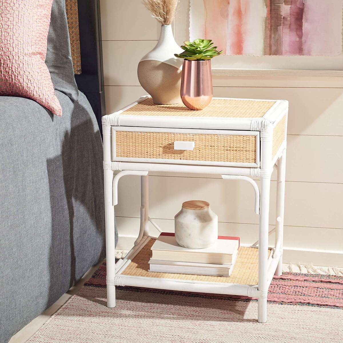 SAFAVIEH Home Collection – Roya White & Natural Nightstand with Drawer & Shelf, Coastal Accent Table, Bamboo-Style Frame & Rattan Drawer (NST4005C)