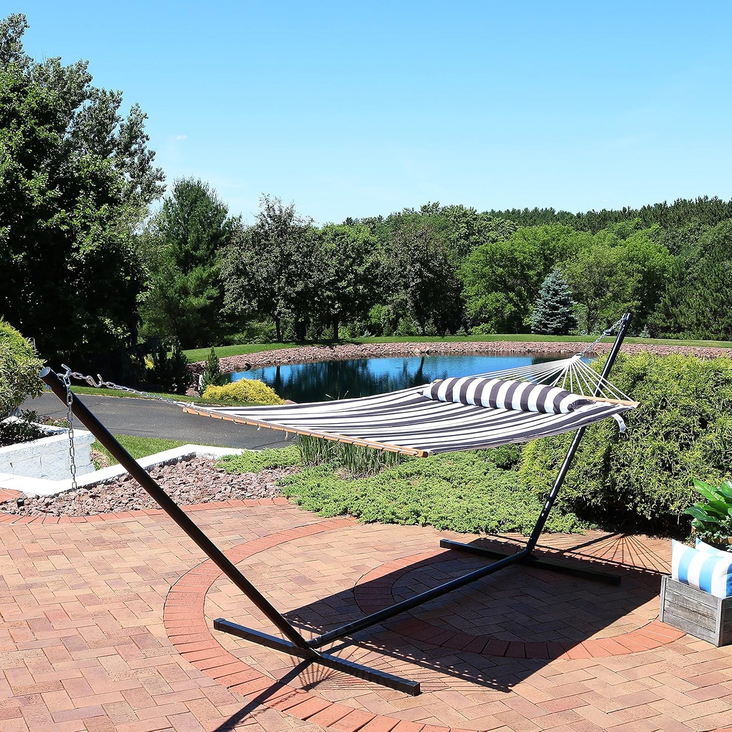 Sunnydaze Quilted Double Hammock for outside with Spreader Bars and Pillow - 450 Lb Capacity, 74X55 Inch Bed, UV Resistant, Quick Dry - Chains Included, Stand Sold Separately - Black & White
