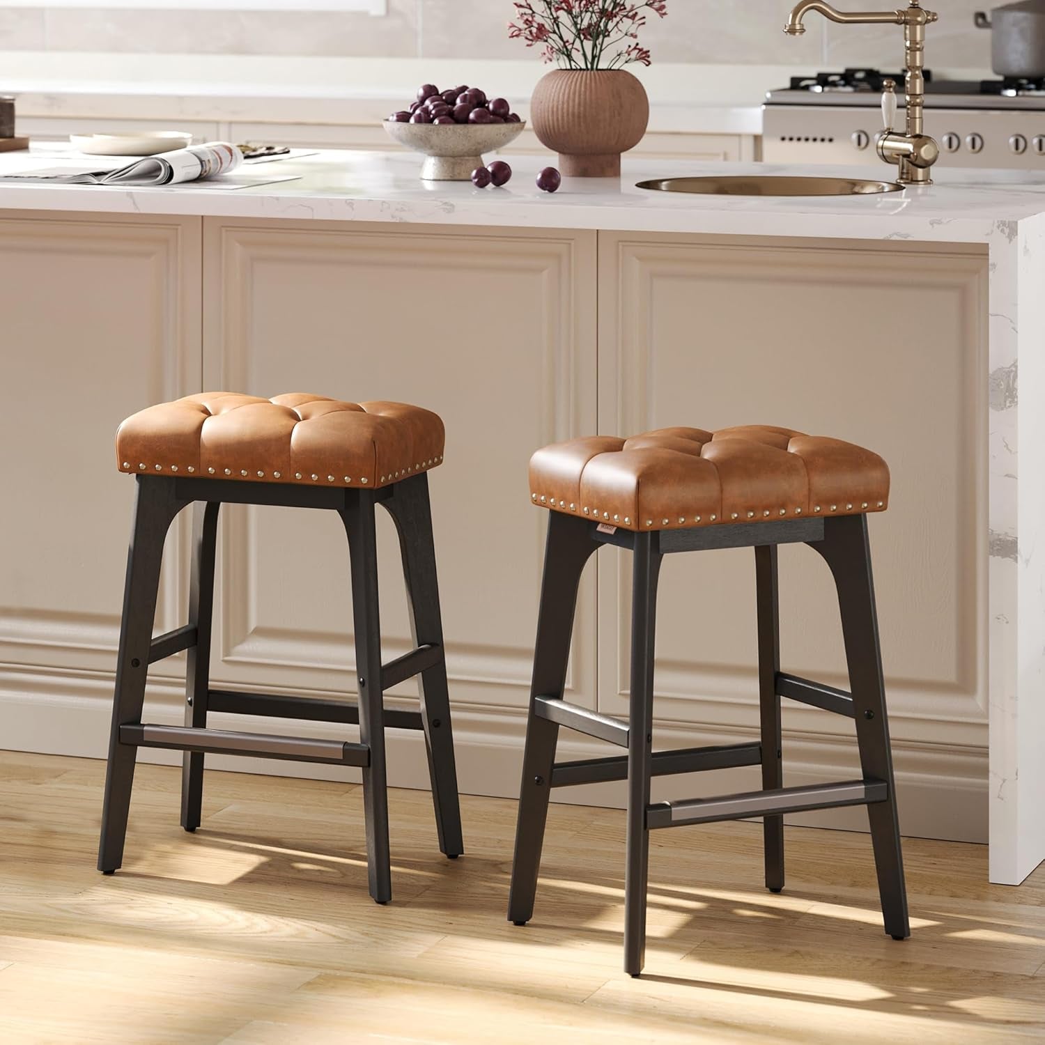 Bar Stools Set of 2, Saddle Counter Height Bar Stools, 26-Inch Backless Kitchen Stools with Wood Legs, PU Leather Thickened Upholstered Barstools for Kitchen Island Dining Room, Coffee Brown