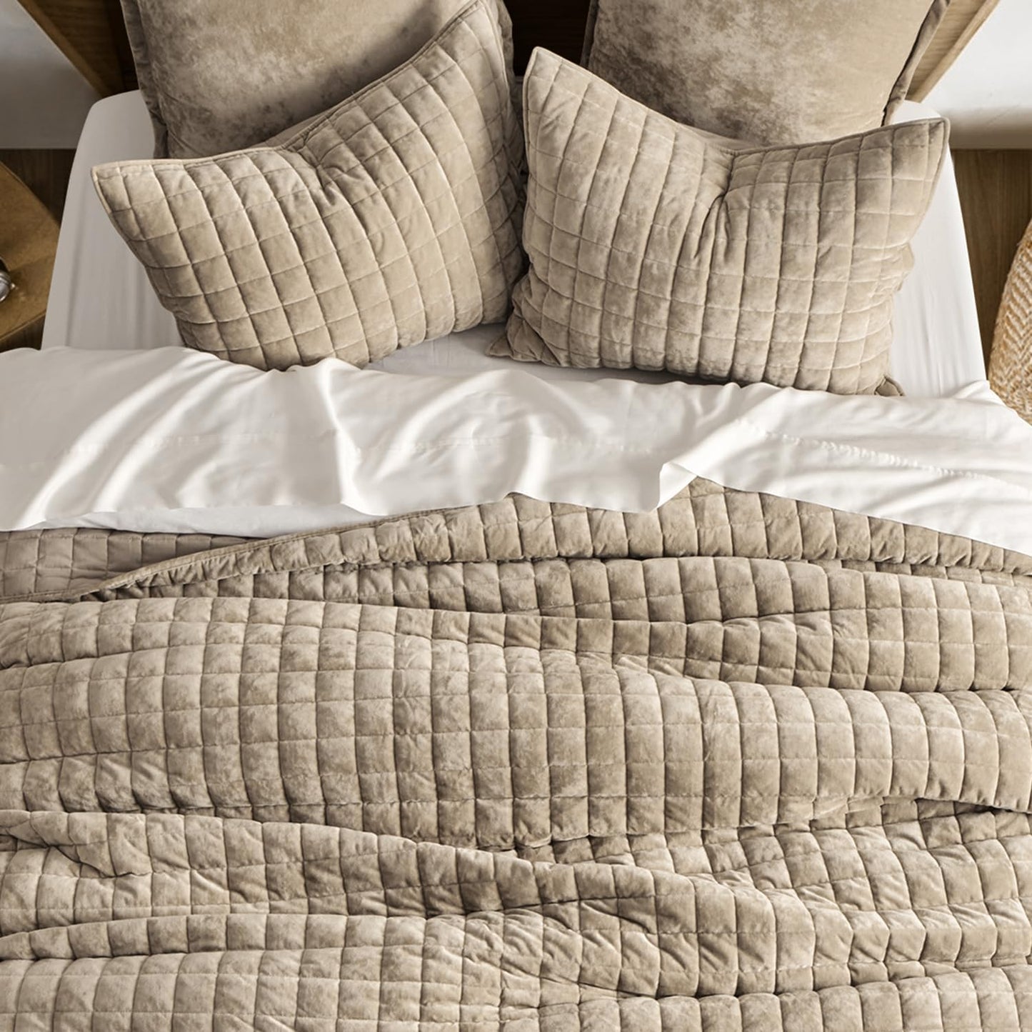 Luxury Velvet Quilt Set King Size Bedding Sets, Ultra Soft Velvet Comforter Set, Lightweight Channel Box Stitch Oversized Bedspread Coverlet for All Season, with 2 Shams, Urban Taupe