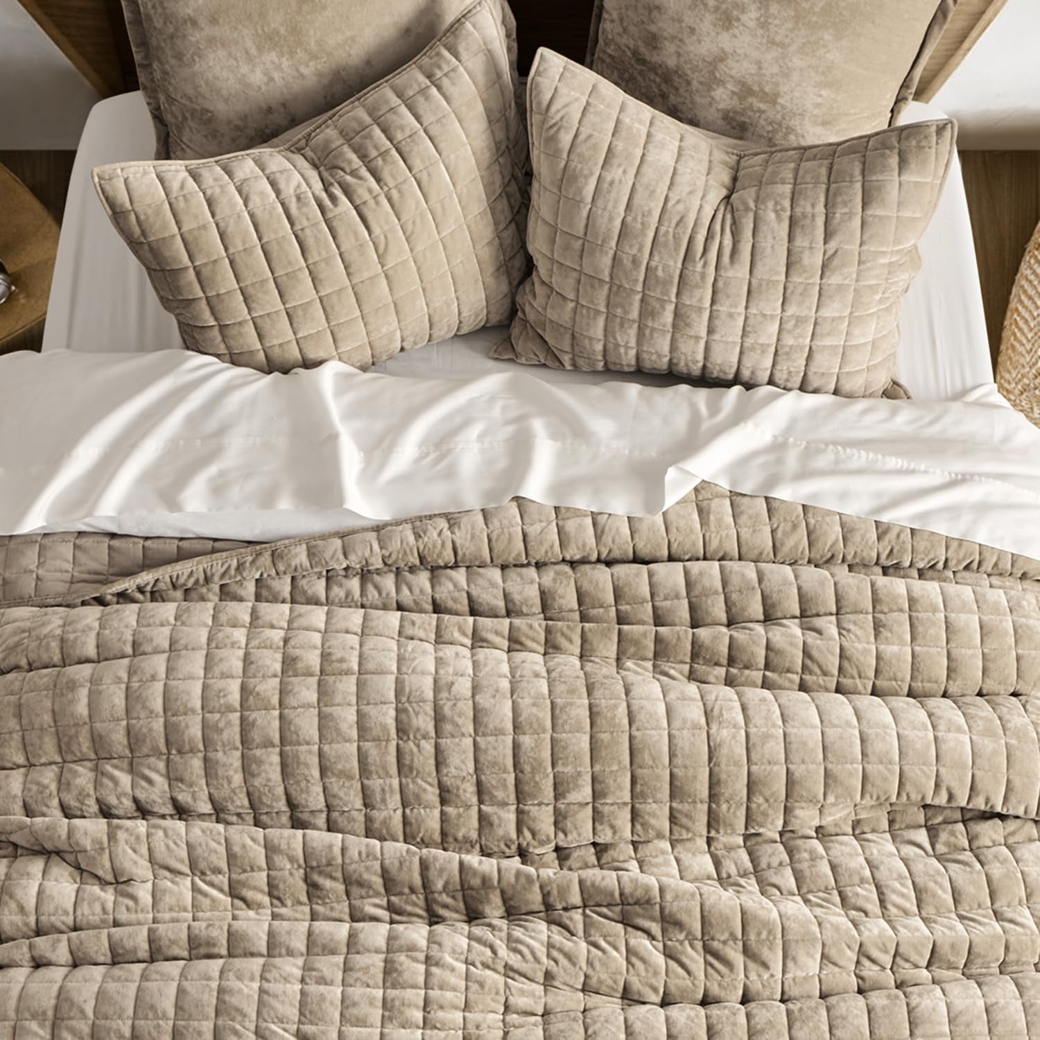 Luxury Velvet Quilt Set King Size Bedding Sets, Ultra Soft Velvet Comforter Set, Lightweight Channel Box Stitch Oversized Bedspread Coverlet for All Season, with 2 Shams, Urban Taupe