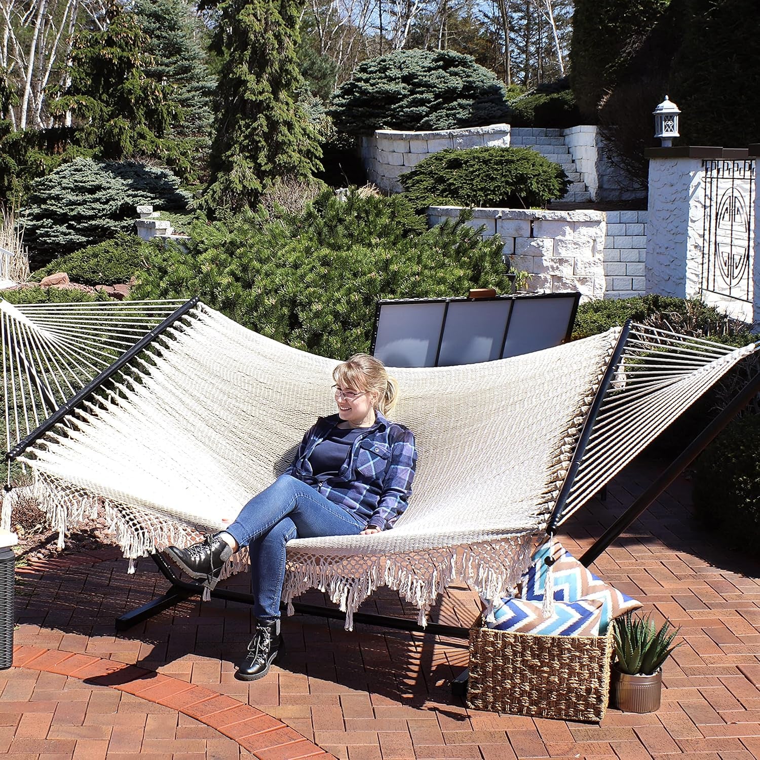 Sunnydaze Woven Double Hammock for outside with Crocheted Edges and Spreader Bars - 600-Pound Weight Capacity Outdoor Hammock for Trees
