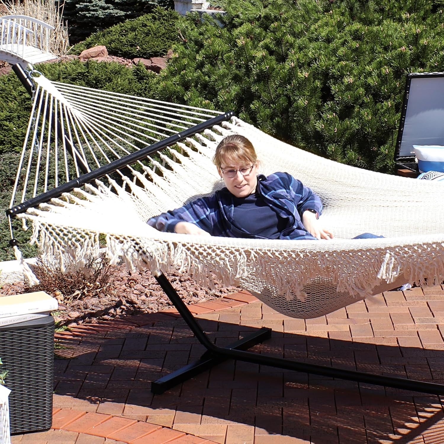 Sunnydaze Woven Double Hammock for outside with Crocheted Edges and Spreader Bars - 600-Pound Weight Capacity Outdoor Hammock for Trees
