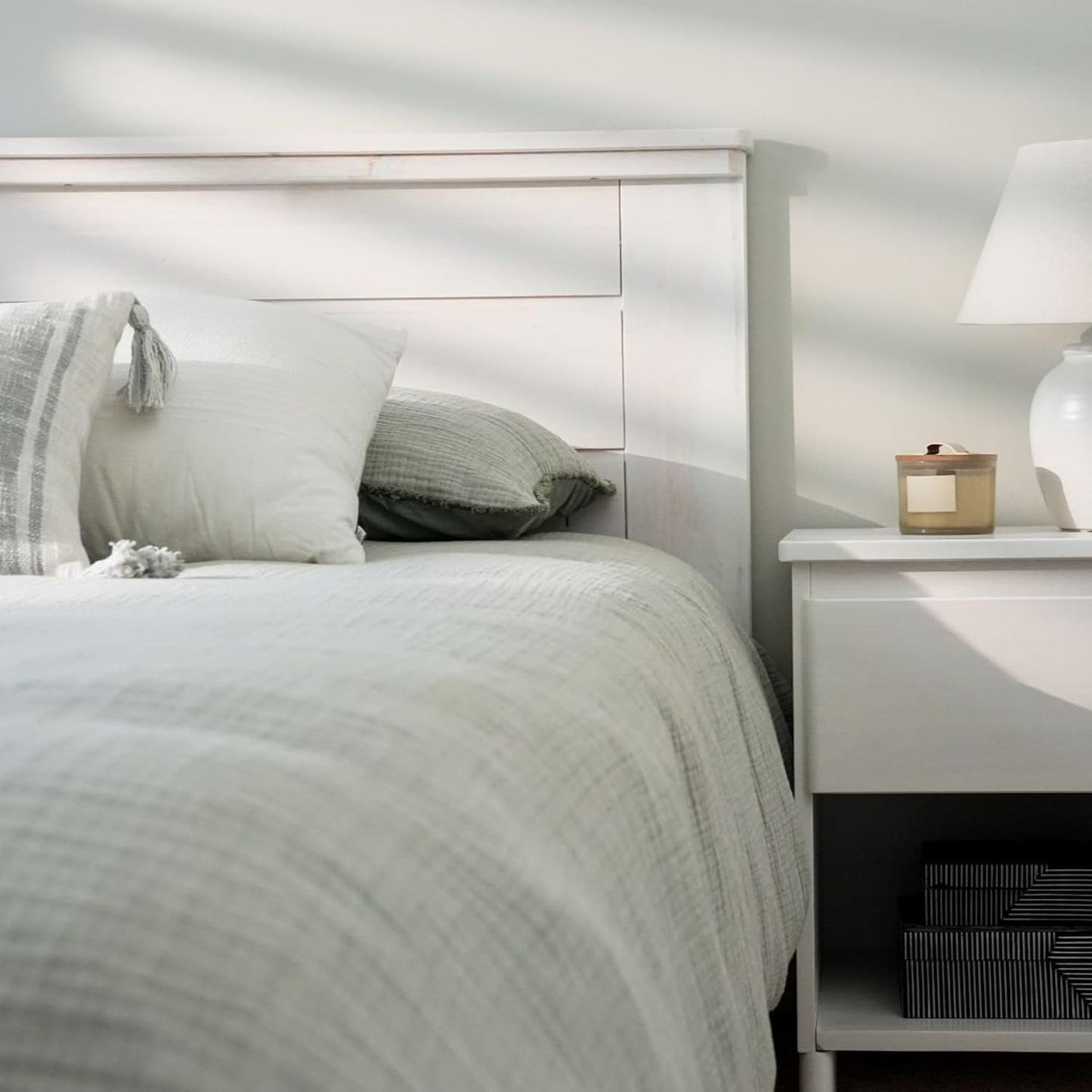 Rustic Wood Queen Bed Frame, Platform Bed with Headboard, Solid, White Wash